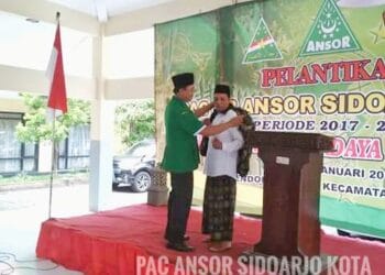 Terima Jaket Banser, Ini Ekspresi Ketua MWC NU Sidoarjo
